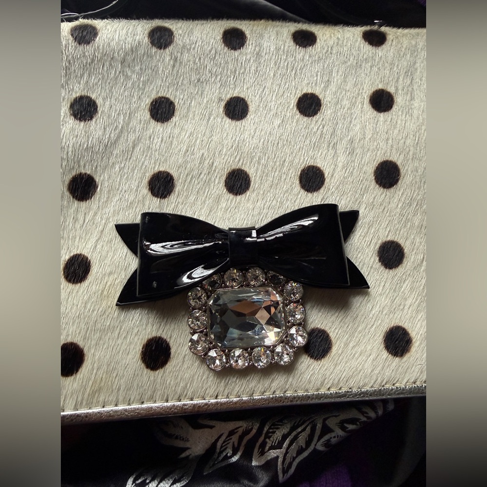 Elegant Polka Dot Handbag with Black Accents - Picture 6 of 8
